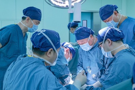 Ảnh minh họa các bác sĩ phẫu thuật tại Bệnh viện Xijing, Đại học Y Quân đội