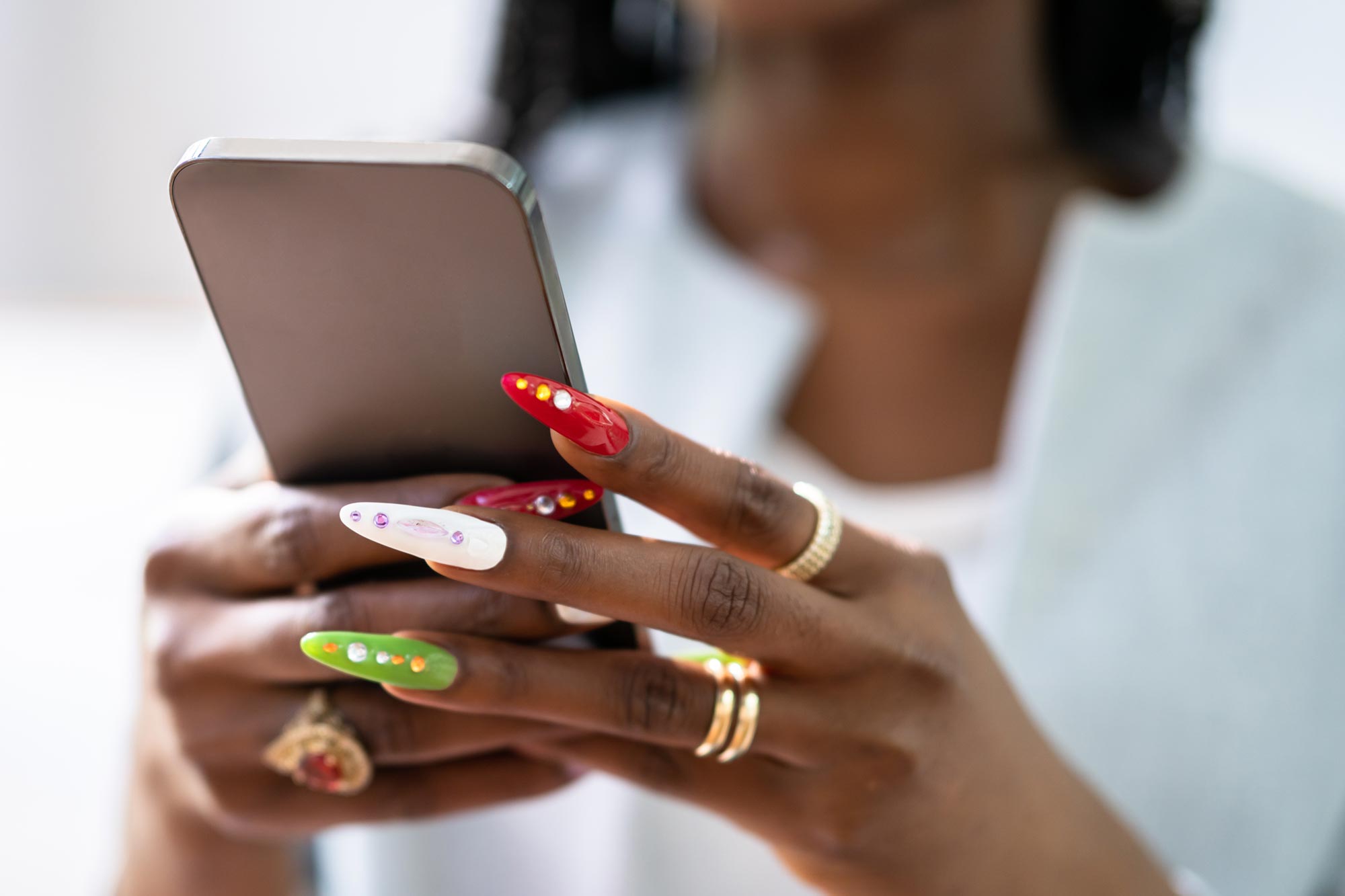 Long-Fingernails-Manicure-Smartphone-Close-Up