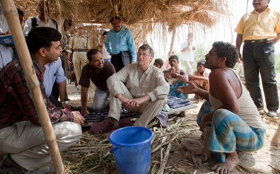 Bill Gates tìm hiểu về một cộng đồng da màu nơi ông tài trợ phát triển. Forbes ước tính số tiền ông đã quyên góp nếu được giữ lại và đầu tư