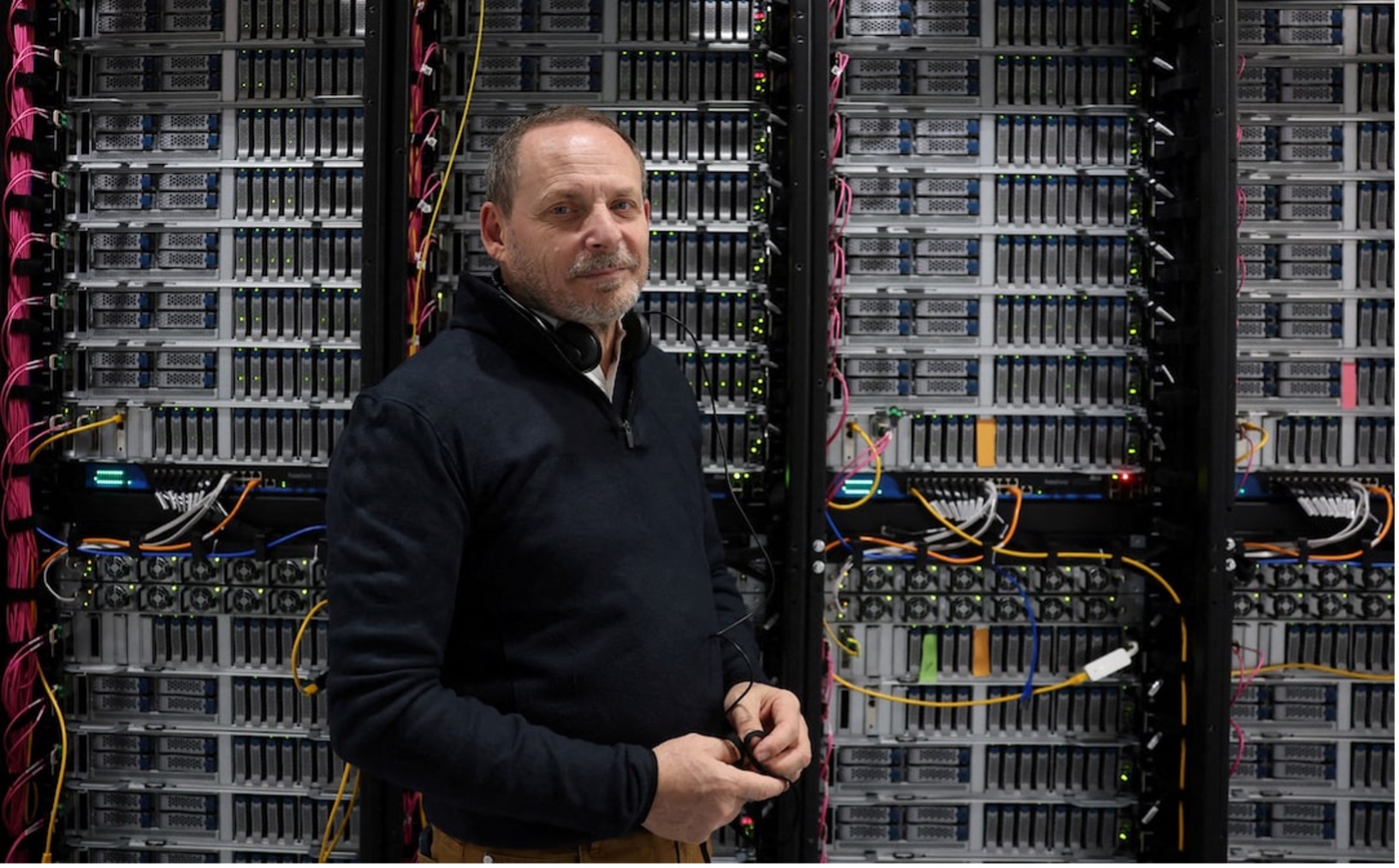 CEO và nhà sáng lập Nebius, Arkady Volozh, bên trong trung tâm dữ liệu AI Nebius tại Trung tâm Dữ liệu Ark ở Chertsey, Vương quốc Anh