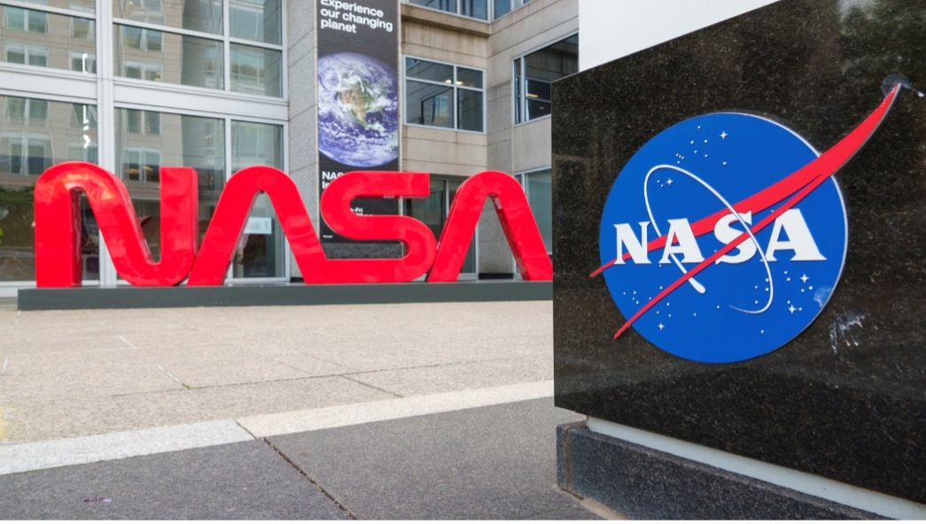 Logo NASA tại trụ sở Mary W. Jackson ở Washington, D.C