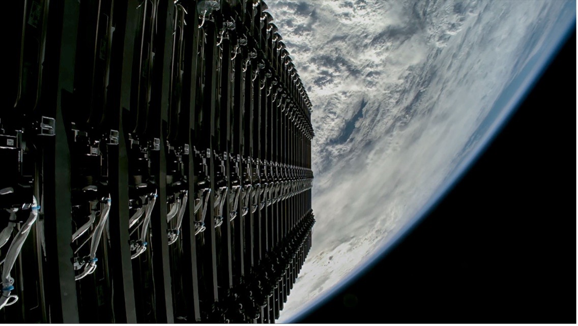 Một chồng Các vệ tinh Starlink của SpaceX xếp thành chồng trên tên lửa trước khi tách ra triển khai vào quỹ đạo Trái Đất tầm thấp, sau khi phóng từ bang Florida