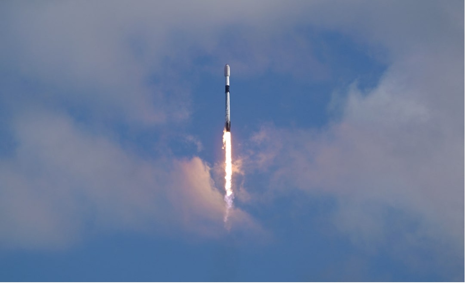 Một tên lửa Falcon 9 của SpaceX phóng từ Trạm Không gian Cape Canaveral mang theo các vệ tinh Starlink