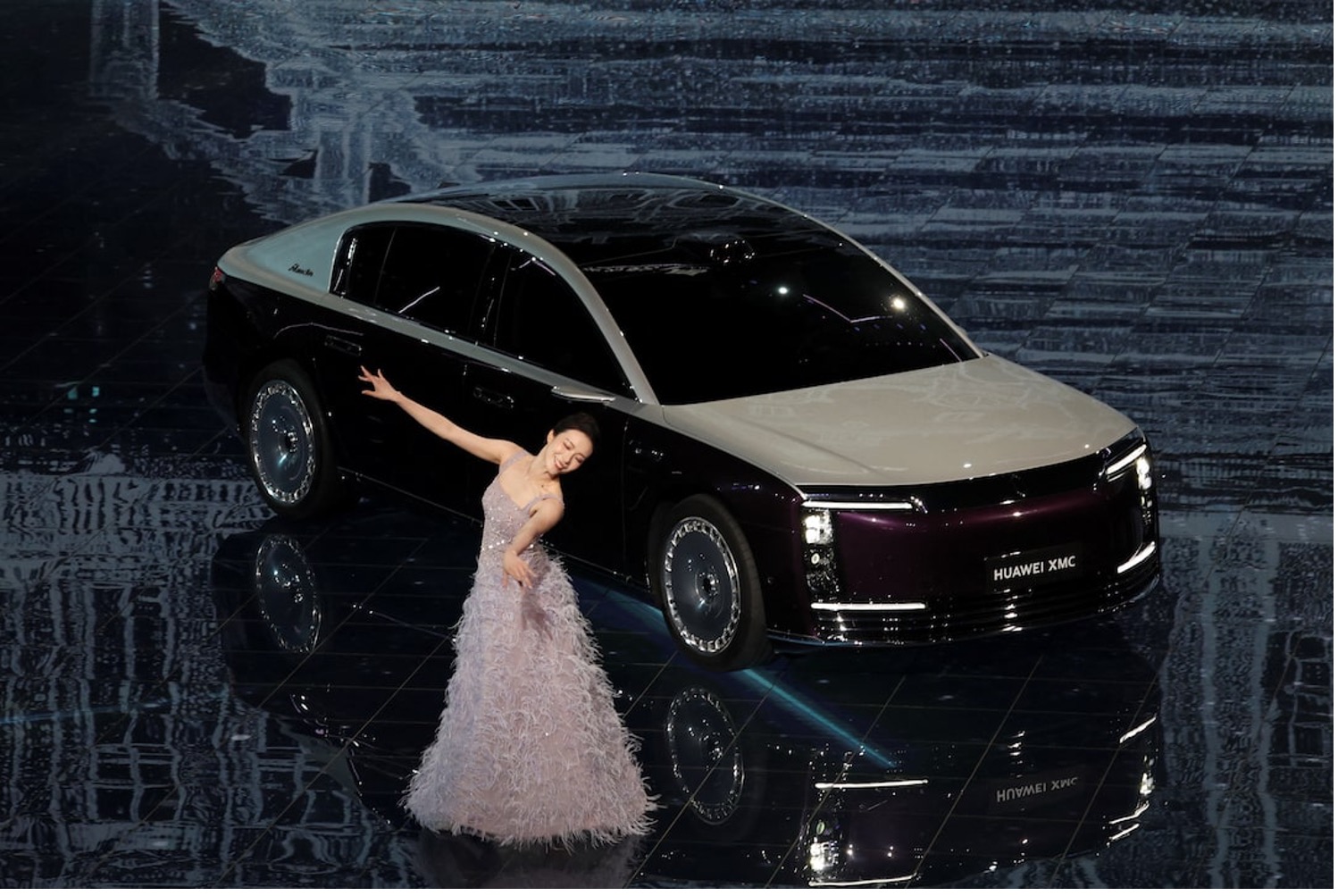 Một vũ công biểu diễn bên cạnh mẫu xe điện Maextro S800 tại Hội nghị Công nghệ Ô tô của Huawei ở Bắc Kinh, Trung Quốc, ngày 23:4:2026