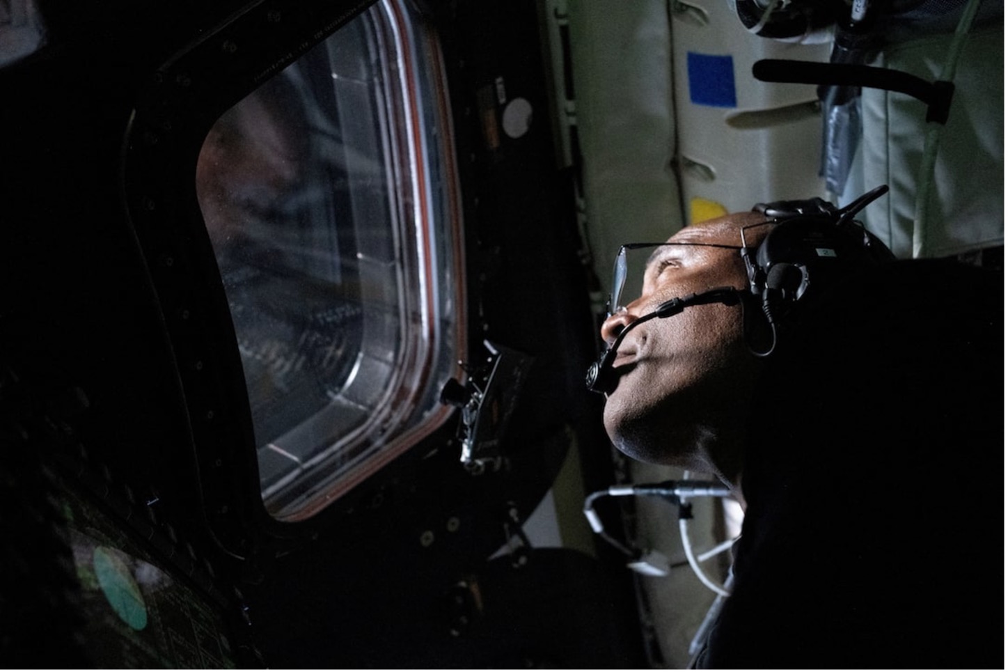 Phi hành gia NASA và phi công Artemis II Victor Glover trong tàu Orion khi bay ngang Mặt Trăng ngày 6:4:2026