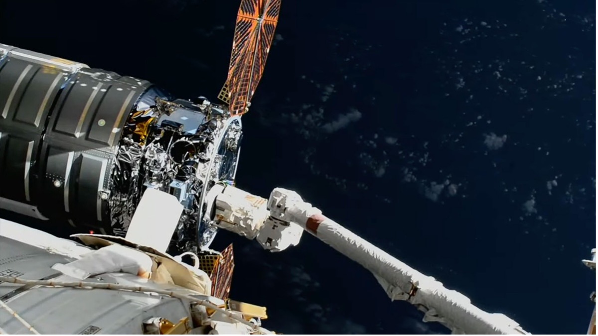 Tàu Cygnus XL S.S. Steven R. Nagel được cánh tay robot Canadarm2 bắt giữ trước khi cập Trạm Vũ trụ Quốc tế ngày 13:4:2026