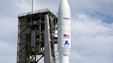 Tên lửa Atlas V của United Launch Alliance trên bệ phóng mang theo các vệ tinh internet thuộc Project Kuiper của Amazon