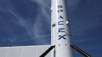 Tên lửa SpaceX Falcon 9 được trưng bày bên ngoài cơ sở của Space Exploration Technologies Corp. tại Hawthorne, bang California