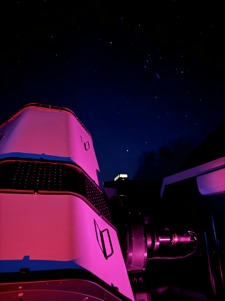 Thiết bị đầu cuối thu tín hiệu laser của Observable Space hoạt động dưới bầu trời đêm