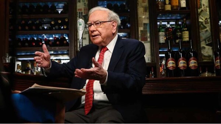 Tỷ phú Warren Buffett đã tạm ngưng đóng góp cho Quỹ Gates để chờ diễn biến tiếp theo trong vụ Epstein