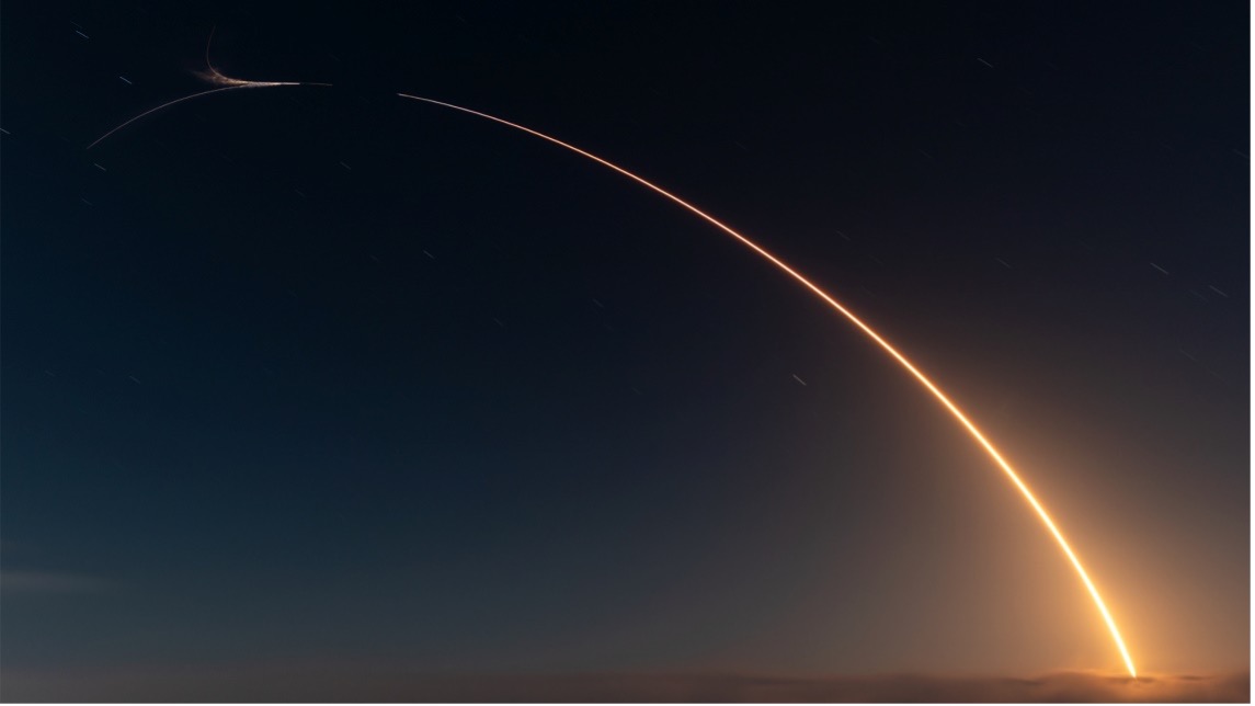 Ảnh phơi sáng tên lửa Falcon 9 của SpaceX phóng sứ mệnh chia sẻ chuyến bay CAS500-2 từ căn cứ Lực lượng Không gian Vandenberg ngày 3:5:2026