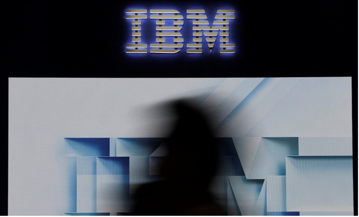 Bóng người đi ngang qua logo của IBM tại Đại hội Di động Thế giới (MWC) ở Barcelona, Tây Ban Nha