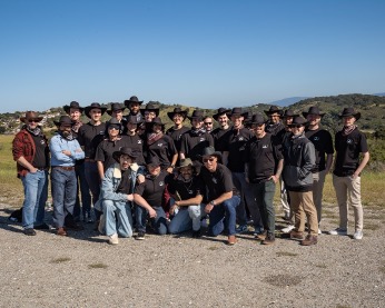 CEO Baiju Bhatt (giữa, hàng đầu) cùng đội ngũ Cowboy Space chụp ảnh