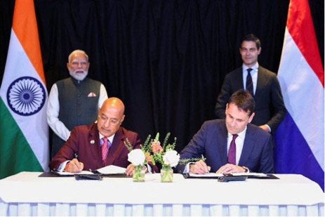 CEO Tata Electronics Randhir Thakur và CEO ASML Christophe Fouquet ký biên bản ghi nhớ hợp tác