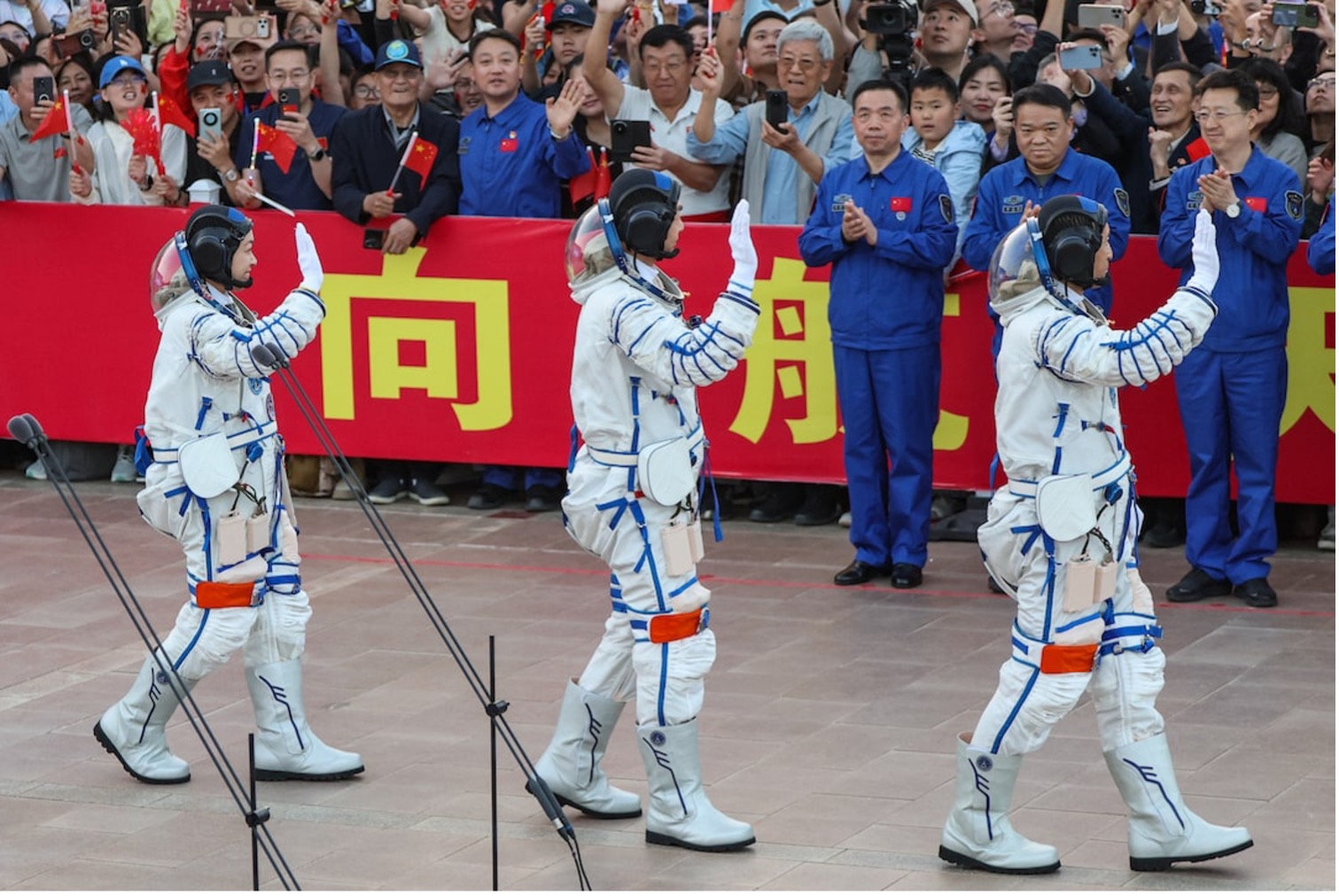 Các phi hành gia Zhu Yangzhu, Zhang Zhiyuan, và Lai Ka-ying