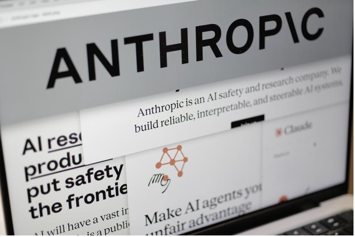 Các trang web của Anthropic cùng logo công ty hiển thị trên màn hình máy tính trong ảnh minh họa