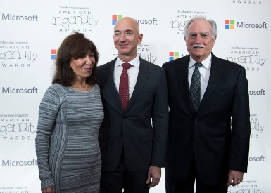 Cha mẹ của nhà sáng lập Amazon Jeff Bezos có quan hệ lâu năm với Robin Hood, một trong những tổ chức từ thiện địa phương được giới Phố Wall ưa chuộng