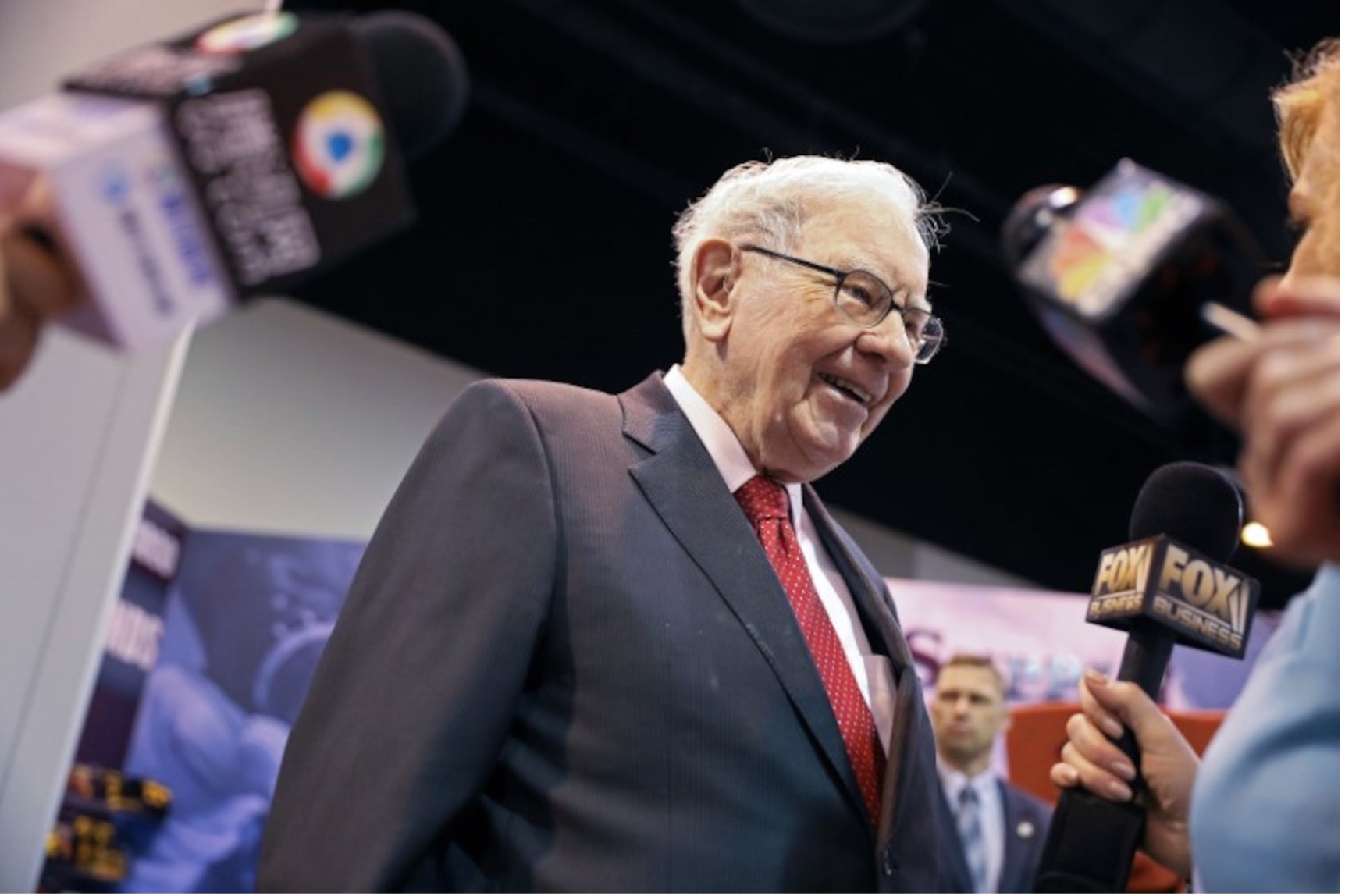 Chủ tịch Berkshire Hathaway Warren Buffett đi qua khu triển lãm và trò chuyện với các cổ đông bên lề đại hội cổ đông thường niên của Berkshire Hathaway