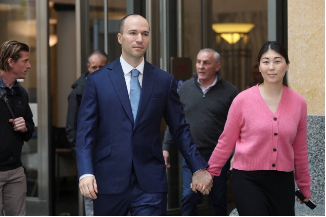 Chủ tịch OpenAI Greg Brockman cùng vợ Anna rời tòa án liên bang tại Oakland, California
