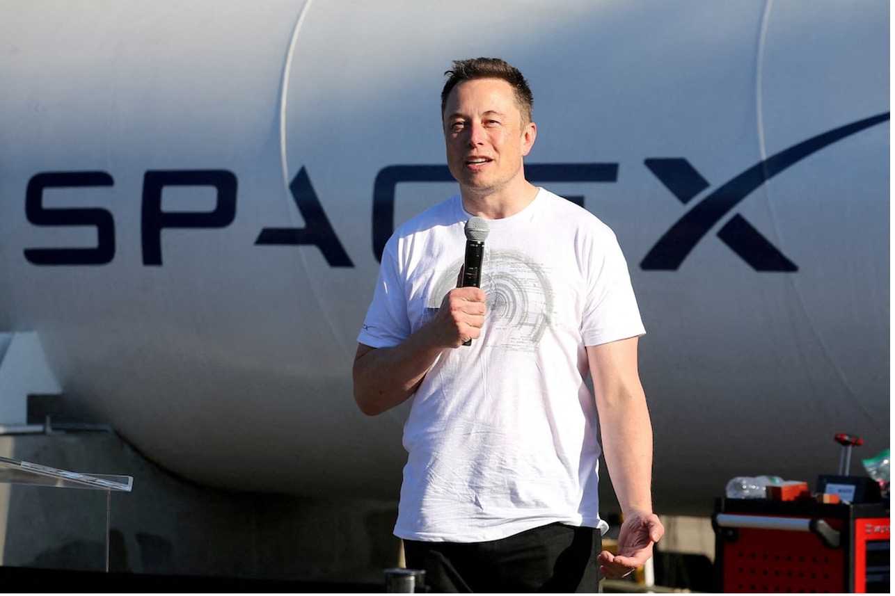 Elon Musk, nhà sáng lập, CEO kiêm giám đốc thiết kế của SpaceX và đồng sáng lập Tesla