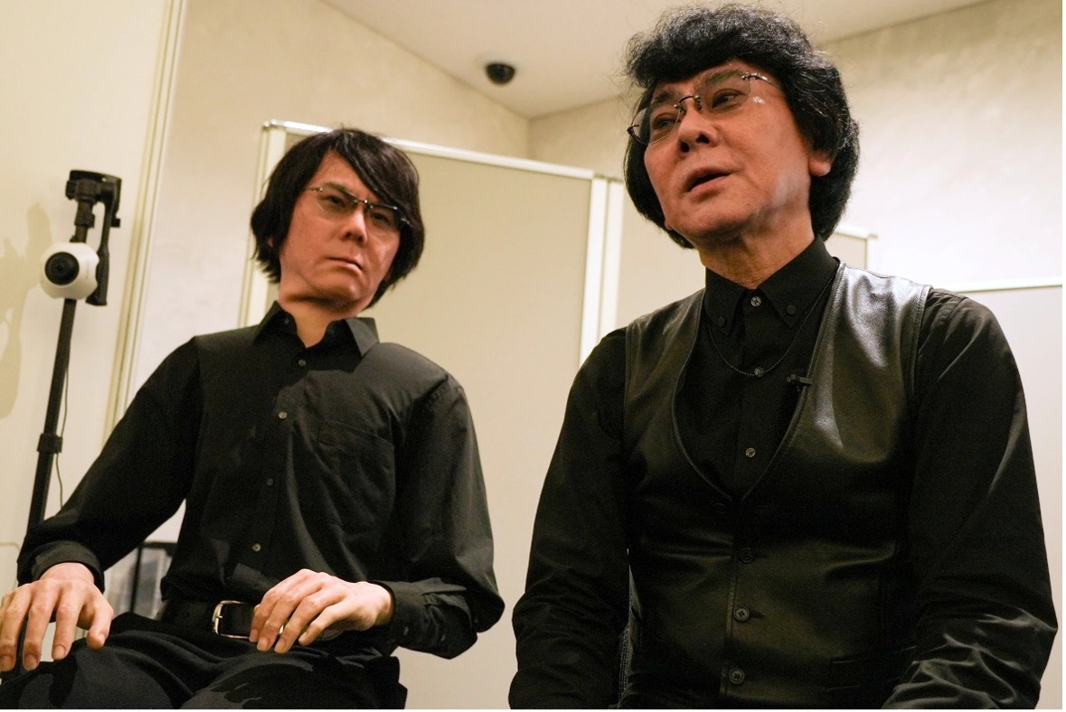 Giáo sư Hiroshi Ishiguro (bên phải) của Đại học Osaka nói chuyện với robot android Geminoid tại Hội nghị thượng đỉnh Humanoids 2026 ở Tokyo ngày 28 tháng 5