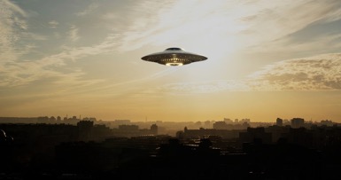 Hình minh họa một vật thể bay không xác định (UFO) hình đĩa lơ lửng trên bầu trời phía trên một thành phố lúc hoàng hôn