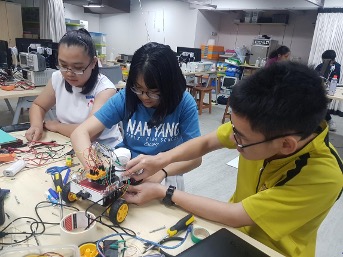 Học sinh tham gia các hoạt động thực hành robotics và kỹ thuật tại Science Centre Singapore