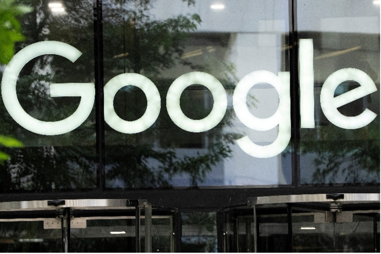 Logo Google bên ngoài văn phòng công ty tại London, Anh
