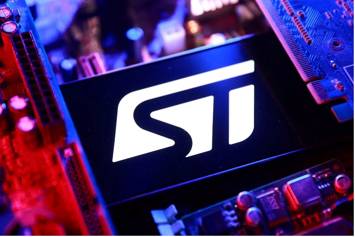 Logo STMicroelectronics và bo mạch máy tính trong hình minh họa.