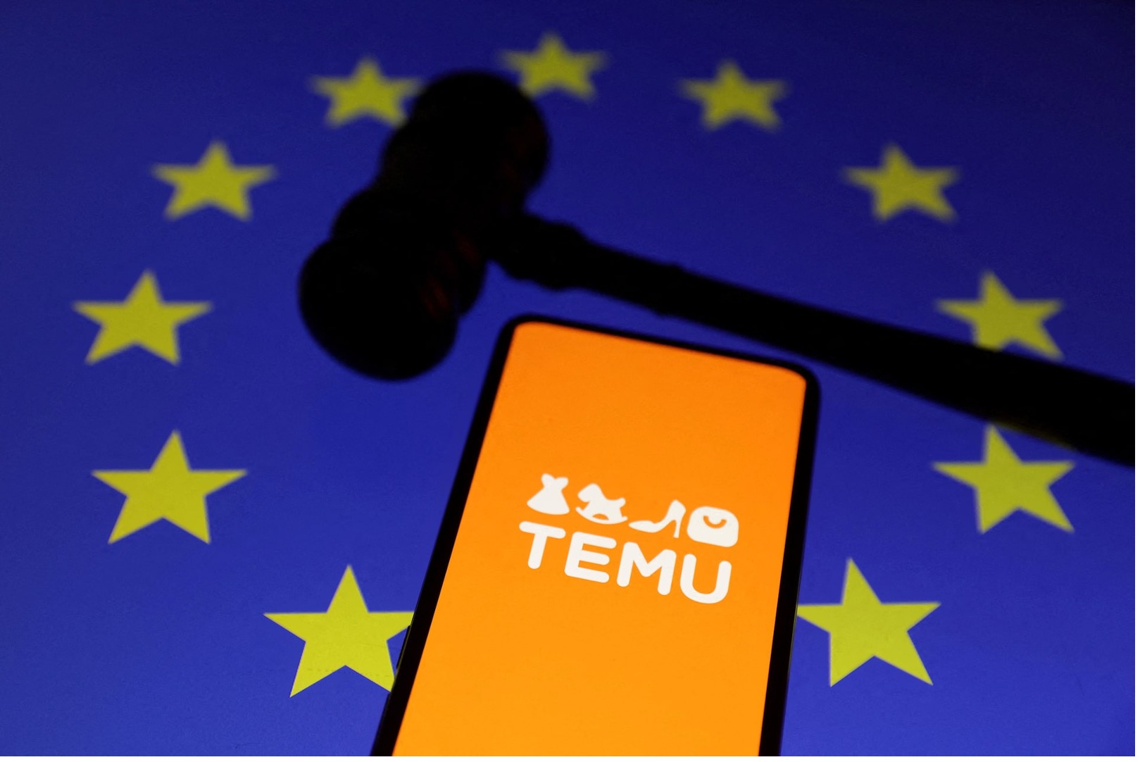 Logo Temu, chiếc búa của thẩm phán và cờ Liên minh châu Âu trong ảnh minh họa
