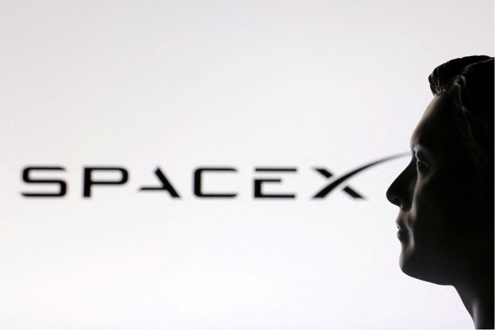 Mô hình thu nhỏ in 3D của Elon Musk bên cạnh logo SpaceX trong ảnh minh họa