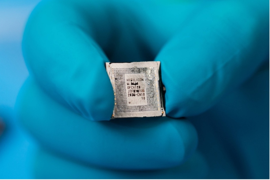 Một chip Kirin 9000s được sản xuất tại Trung Quốc bởi Tập đoàn Công nghiệp Bán dẫn Quốc tế Trung Quốc, lấy từ điện thoại thông minh gập Huawei Mate X5 năm 2023