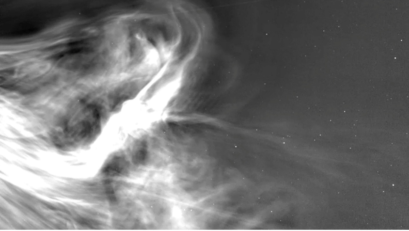 Một khung hình từ video do tàu Parker Solar Probe của NASA ghi lại trong lần bay ngang Mặt Trời ở khoảng cách gần nhất từng đạt được
