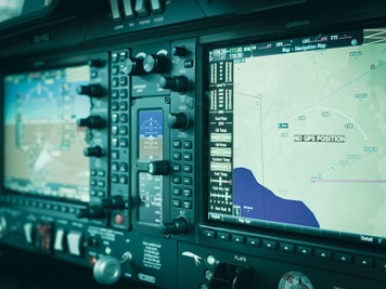 Một máy tính trong buồng lái máy bay với hệ thống định vị hàng không (avionics của Garmin) thể hiện việc mất tín hiệu định vị GPS