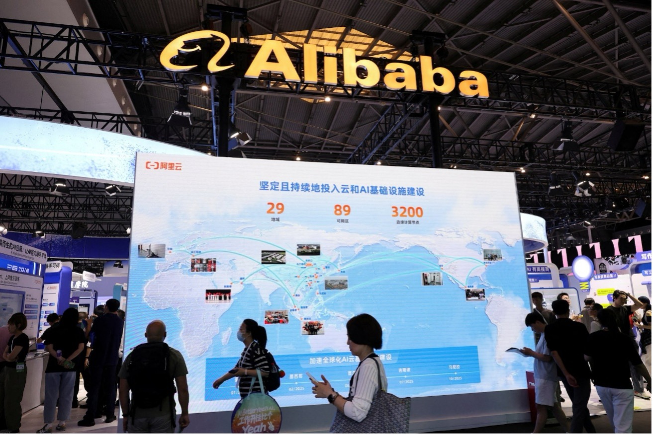 Người dân tham quan gian hàng của Alibaba tại Hội nghị Trí tuệ Nhân tạo Thế giới tại Thượng Hải, Trung Quốc, ngày 26:7:2025