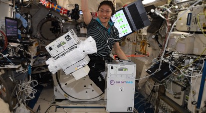 Phi hành gia NASA Christina Koch theo dõi thí nghiệm tiếp nhiên liệu cho vệ tinh có tên Furphy trên Trạm Vũ trụ Quốc tế (ISS)