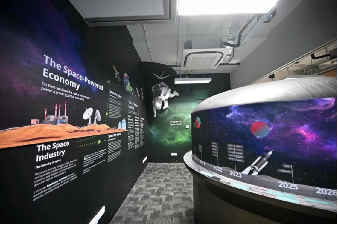 Phòng lab đóng vai trò như một showroom, giới thiệu hệ sinh thái không gian của Singapore và dòng thời gian các vệ tinh mà quốc gia này đã phóng trong nhiều thập kỷ