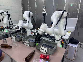 Robot thực hiện nhiệm vụ phân loại chai, nhựa và lon trong một bài thử nghiệm thu thập dữ liệu của Config