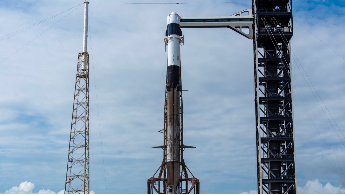 Tên lửa Falcon 9 của SpaceX trên bệ phóng tại Trạm Lực lượng Không gian Cape Canaveral