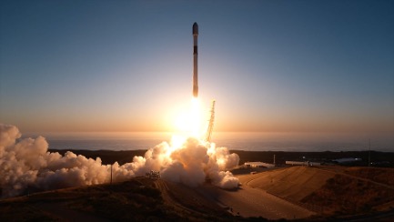 Tên lửa đẩy Falcon 9 của SpaceX mang theo 24 vệ tinh Starlink cất cánh từ Căn cứ Lực lượng Vũ trụ Vandenberg