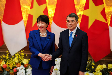 Thủ tướng Việt Nam Lê Minh Hưng (bên phải) bắt tay người đồng cấp Nhật Bản Sanae Takaichi tại lễ đón tại Hà Nội ngày 2:5:2026