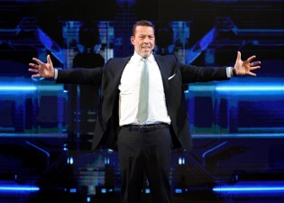 Tony Robbins với xuất phát điểm là nhân viên lao công kiếm 40 USD mỗi tuần đã trở thành diễn giả và chuyên gia huấn luyện nổi tiếng
