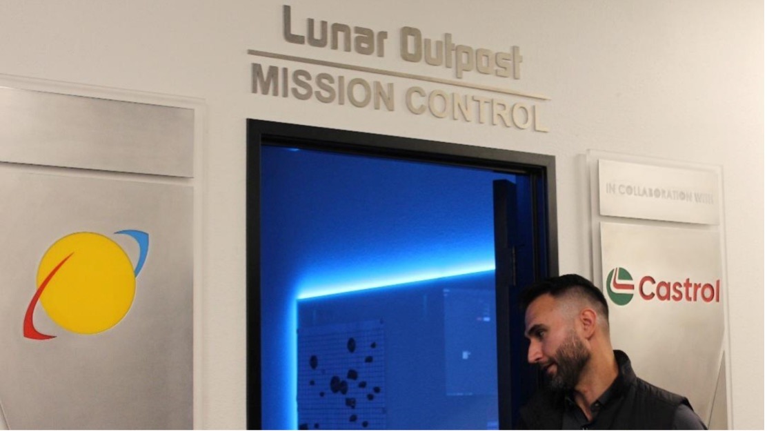 Trung tâm điều khiển nhiệm vụ của Lunar Outpost tại Arvada, bang Colorado được kết nối đồng bộ với cơ sở thử nghiệm tự động của công ty tại Rye, bang Colorado