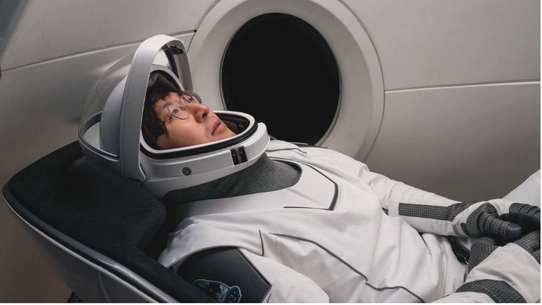 Tỷ phú Chun Wang, xuất hiện trong bộ đồ phi hành gia SpaceX khi huấn luyện cho sứ mệnh không gian tư nhân Fram2 bay qua hai cực Trái Đất