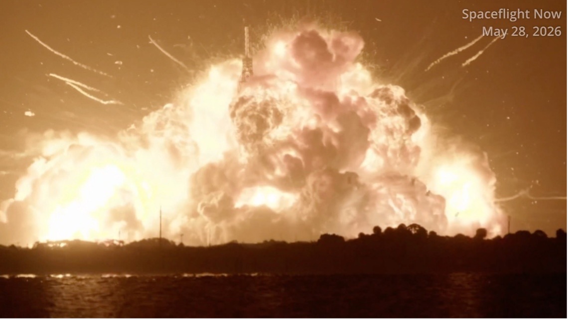 Ảnh tĩnh từ video của Spaceflight Now cho thấy hậu quả của một vụ nổ lớn