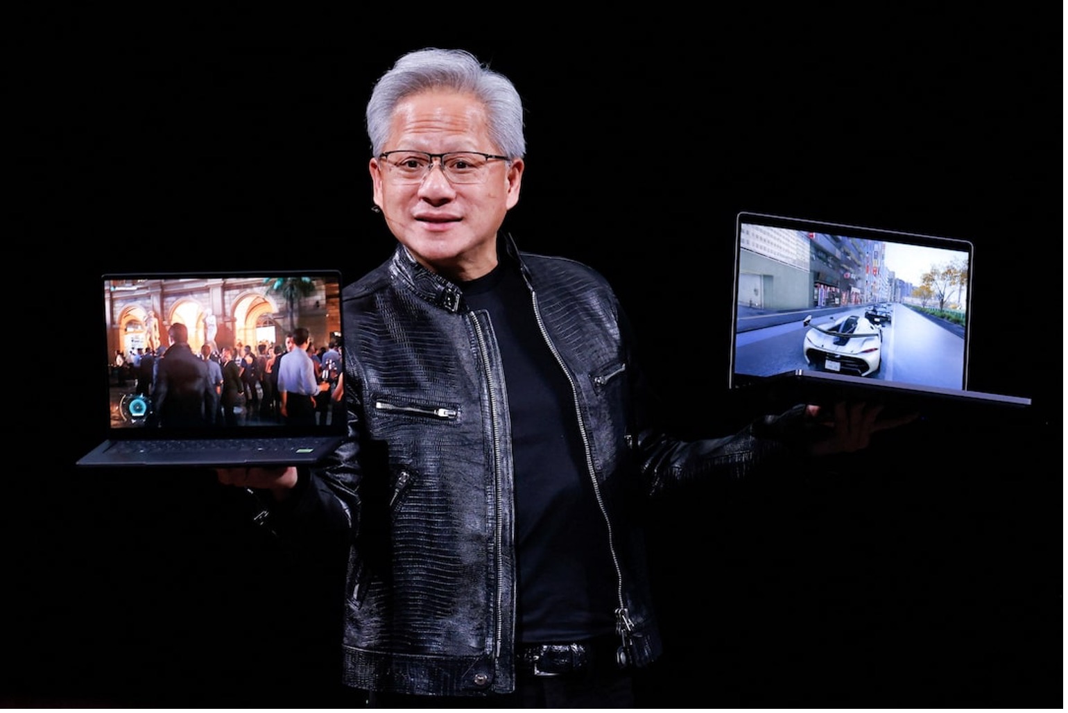 CEO Nvidia Jensen Huang giới thiệu các mẫu máy tính xách tay sử dụng chip RTX Spark tại Đài Bắc (Đài Loan)