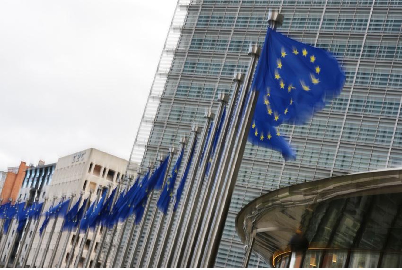 Cờ Liên minh châu Âu bay trong gió bên ngoài trụ sở EU tại Brussels