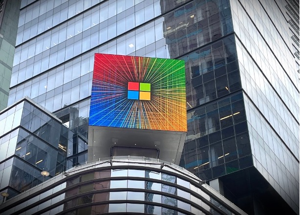 Logo Microsoft tại trụ sở của công ty ở New York, Mỹ. Microsoft