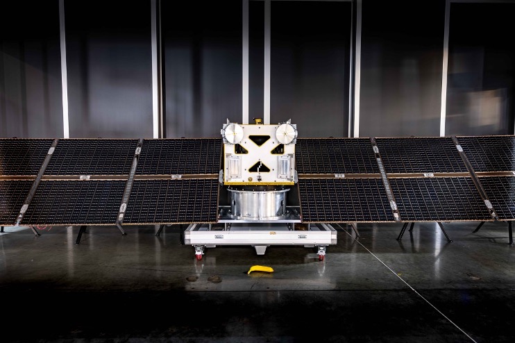 Tàu vũ trụ DeepSpace-2 của AstroForge với các tấm pin năng lượng Mặt Trời đã được triển khai