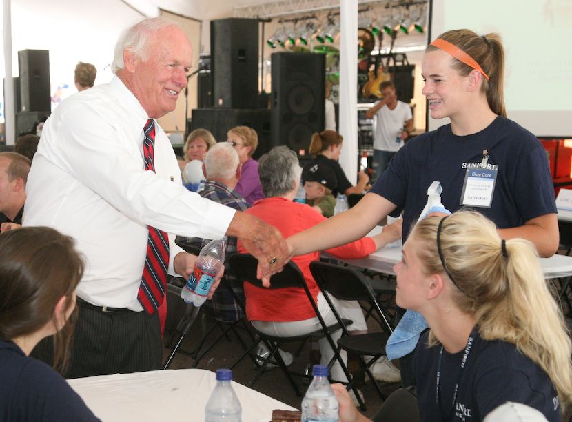 T_Denny_Sanford_meets_volunteers.jpg